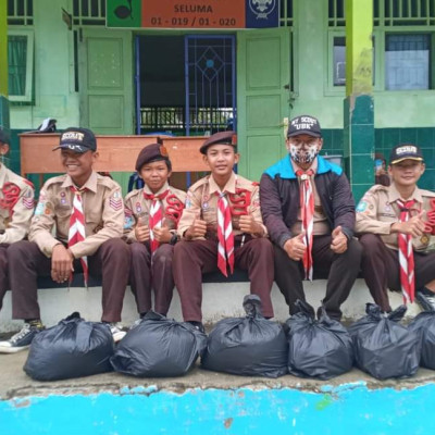 Program UBK-HTS MTsN 2 Seluma,  Berbagi Segenggam Beras dan Seribu Rupiah.