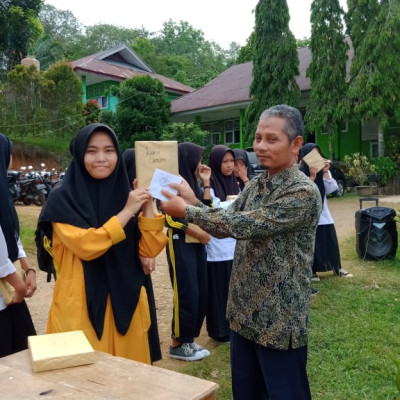 Pembagian Raport MAN Seluma Semester Ganjil 2023/2024