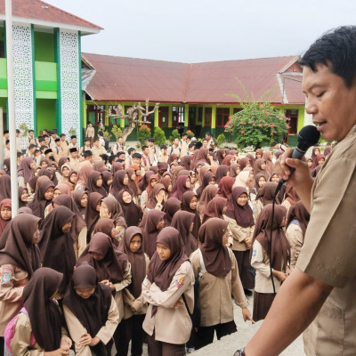 Pembagian Hadiah Lomba Juara Class Meeting MTsN 2 Seluma