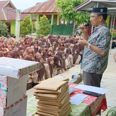 Pembagian Raport Semester Ganjil T.P 2023/2024 MTsN 2 Seluma Berjalan Lancar