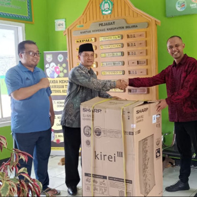 Kemenag Seluma Terima Bantuan CSR dari BSI Cabang Tais