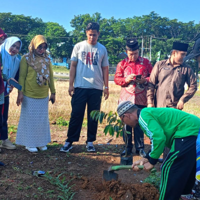 Kemenag Kaur Lakukan Penghijauan Lingkungan Kantor Dengan Aksi Tanam Pohon