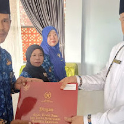 Pemberian Penghargaan Satya Lencana kepada Guru MIN 05 Bengkulu Tengah