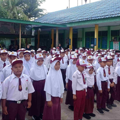 Semangat baru,MIN 2 Bengkulu Tengah Gelar Upacara Bendera pada Hari pertama masuk sekolah.