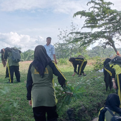 Mewujudkan Lingkungan Bersih, Guru dan Siswa MAN Seluma Gotong Royong Bersihkan Lingkungan Madrasah