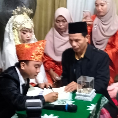 KUA Kecamatan Merigi Sakti Kabupaten Bengkulu Tengah melaksanakan  pencatatan Nikah