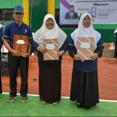 Kepala Sekolah MIN 1 Bengkulu Tengah Raih Penghargaan Atas Dedikasinya Terhadap Madrasah