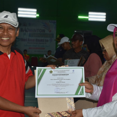 Kakan dan Ketua DWP Kemenag Kota Bengkulu Juara II  Badminton Eksekutif Turnamen HAB ke-78