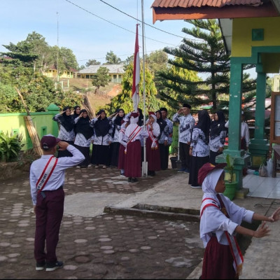 Gelar Upacara Perdana di awal Semester, Ini Pesan Kamad MIN 1 Bengkulu Tengah