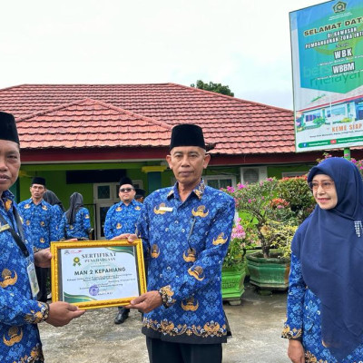Dukung Madrasah Calon Pilot Project ZI, Kankemenag Kepahiang serahkan Sertifikat Penghargaan