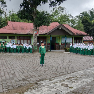 Mengawali Semester Dua, MIN 1 Kepahiang Laksanakan  Upacara Bendera