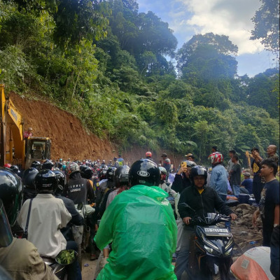 Rombongan UBK-HTS Terjebak Macet Hingga 10 Jam di Liku 9 Jalan Gunung