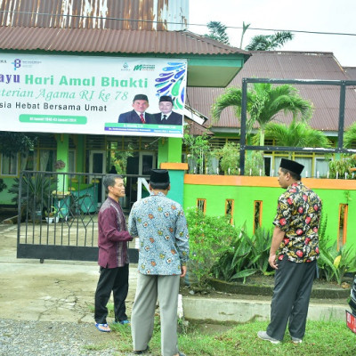 Atasi Banjir MAN 2 Mukomuko, Kakankemenag Mukomuko Bersinergi Bersama RT dan Warga Setempat