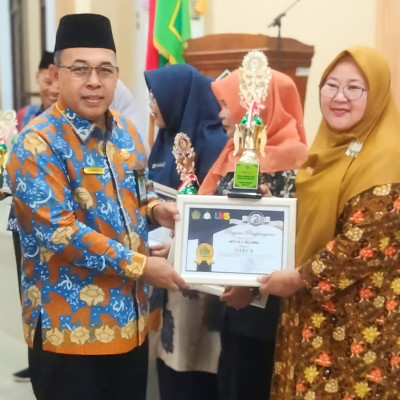 Penyerahan Piala MTsN 2 Seluma Juara 2 Lomba Madrasah Sehat Se-provinsi Bengkulu.