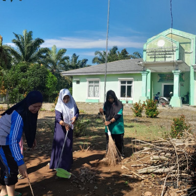 Tingkatkan Layanan, KUA Pagar Jati Gelar Jum'at Bersih