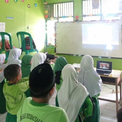 Beri Kesan Pembelajaran yang Menarik, Guru MIN 02 Benteng Sukses Ajarkan TIK di Madrasah