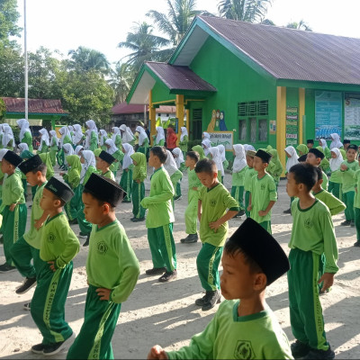 Seruan Hidup Sehat MIN 2 Bengkulu Tengah Ajak Siswa Senam Bersama