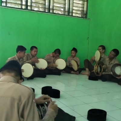 Grup Hadrah MTsN 2 Mukomuko Semangat Latihan Persiapan Tampil pada Peringatan Isra’ Mi’raj 1445 H