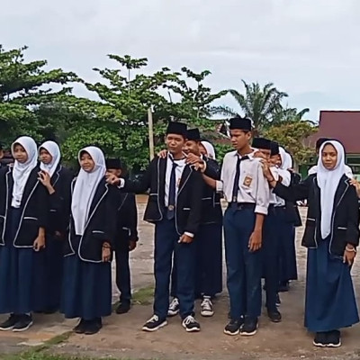 Siswa/i MTs Qaryatul Jihad Benteng Antusias Sambut Pelantikan Pengurus OSIM yang Baru