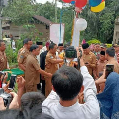 Penampilan Drumband Gita Nada Voice MIS GUPPI 12 Meriahkan Peresmian Jalan Desa Lubuk Kembang