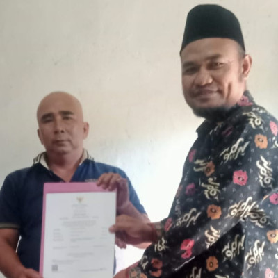 KUA Pematang Tiga Kabupaten Bengkulu Tengah Fasilitasi Penyerahan Sertifikat Halal Langsung ke Rumah Warga