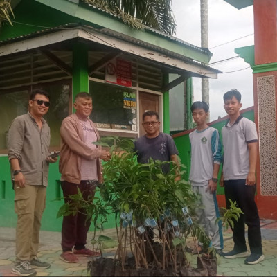 Wujudkan Program Adiwiyata: Dinas LHK Provinsi Bengkulu Bantu MAN 1 Mukomuko  Bibit Buah-buahan untuk Kelestarian Lingkungan