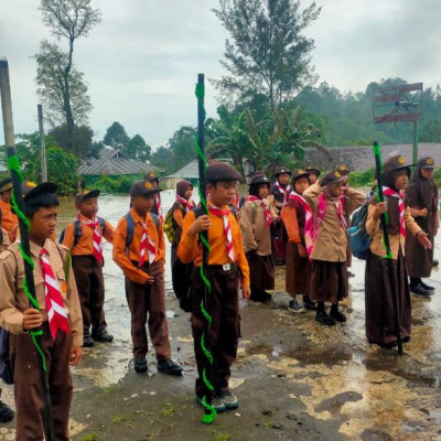 Menjelajah Alam, MIS Ar-Rahmah Gelar Kegiatan Hiking Pramuka