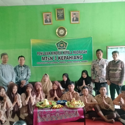 Potong Tumpeng, MTsN 3 Kepahiang Sambut Ramadhan Penuh Suka Cita