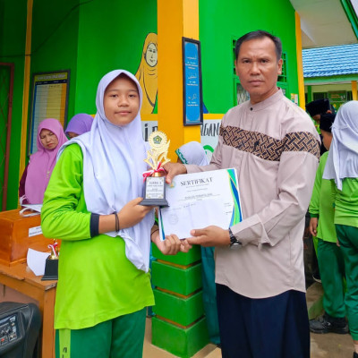 MIN 2 Bengkulu Tengah Beri Piagam dan Reward kepada Siswa Berprestasi pada Ajang QJ Fair