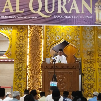 Kakanwil Sampaikan Tausiah Kepada Jamaah Tarawih Masjid Raya Baitul Izzah