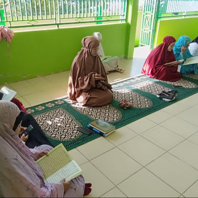Ibu-Ibu Pegawai Kantor Kemenag Seluma Rutin Sholat Dhuha dan Mengaji Bersama Selama Ramadhan