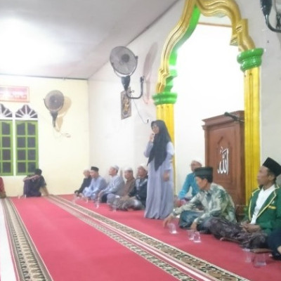 Siswi MAN Seluma Isi Kultum Bulan Ramadhan Tahun 1445 H di Masjid Al – Muhajirin Desa Sengkuang Jaya