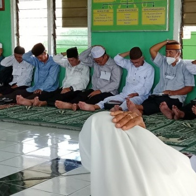 Manasik Haji KUA Sukaraja Sering Selipkan Ice Breaking  di Sela- sela Materi