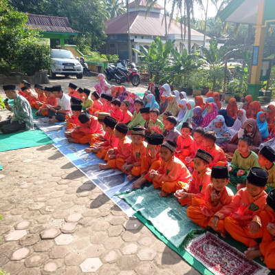 Berburu Pahala Di Bulan Suci, Kepala Sekolah MIN 2 Benteng Pimpin Langsung Sholat Dhuha Bersama