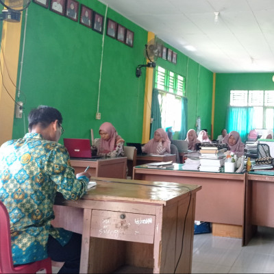 MIN 2 Bengkulu Tengah Adakan Rapat Bahas Pesantren Kilat dan Pembagian Hasil SHU Koperasi