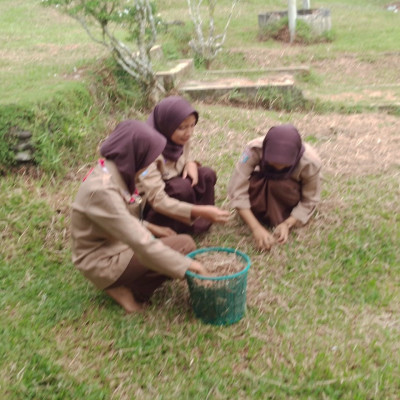 Pramuka MAN Seluma Gelar Bakti Sosial Bersih Lingkungan Madrasah