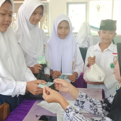 MTs Qaryatul Jihad Bengkulu Tengah Kumpulkan Zakat Fitrah dari Siswa dan Guru untuk Masyarakat