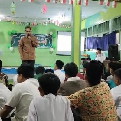 Penyuluh Agama Islam KUA Kecamatan Air Periukan Isi Tausiyah Pesantren Kilat di SMPN 11 Seluma