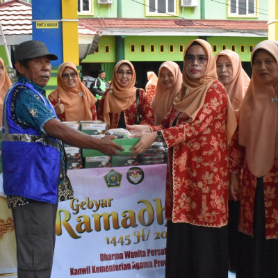 Gebyar Ramadan, DWP Kanwil Kemenag Bengkulu Berbagi Takjil Gratis
