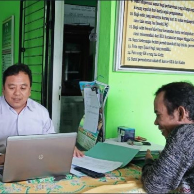 Kepala KUA Tebat Karai Kepahiang Dampingi Penghulu Periksa Berkas Nikah