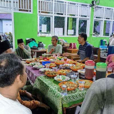 Dewan Guru dan Staff TU MTs Negeri 1 Seluma Buka Bersama