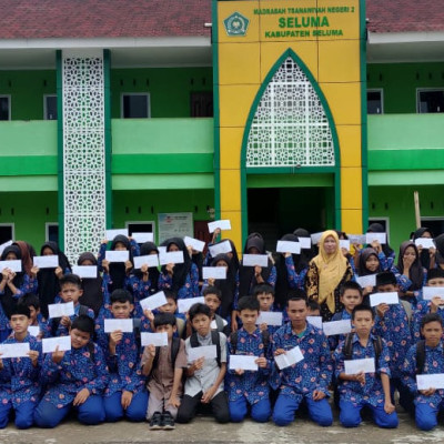 Panitia Zakat fitrah MTs Negeri 2 Seluma Salurkan Zakat Fitrah