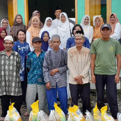 Kepala KUA Merigi Dampingi Kemenag Kepahiang Bagikan Sembako