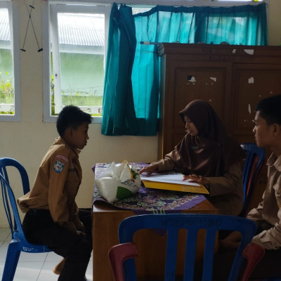 Siswa dan Guru MTsN 3 Bengkulu Selatan Tunaikan Zakat Fitrah di Madrasah