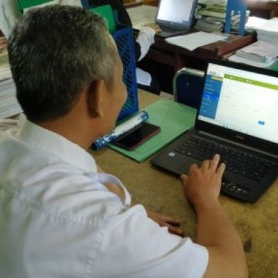 Dewan Guru MAN Seluma Input Nilai Rapor Kelas XII ke Aplikasi Raport Digital Madrasah