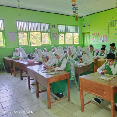 Jelang Ujian Madrasah, Para Siswa Kelas VI MIN 3 Kaur Laksanakan Ujian Praktek