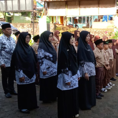 Upacara Peringatan Hari Pendidikan Nasional Di MIN 1 Bengkulu Tengah Berlangsung Khidmad