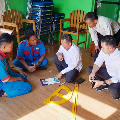 Di KUA Pondok Kelapa: Siswa Rohis SMKN 2 Bengkulu Tengah Belajar Pengukuran Arah Kiblat