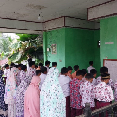 Shalat Dzuhur Berjamaah sebagai Penguatan Aspek Religius Siswa MIN 4 Seluma