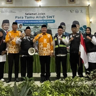 Gubernur Bengkulu Resmi Lepas Kloter 3 Padang, Ini Pesannya Ke CJH